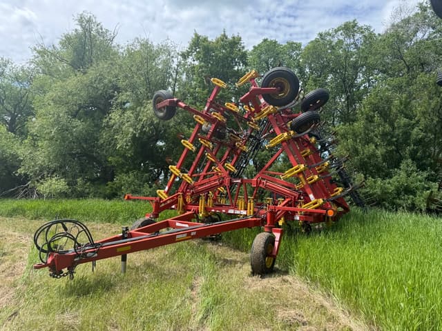 Image of Bourgault 8810 equipment image 1