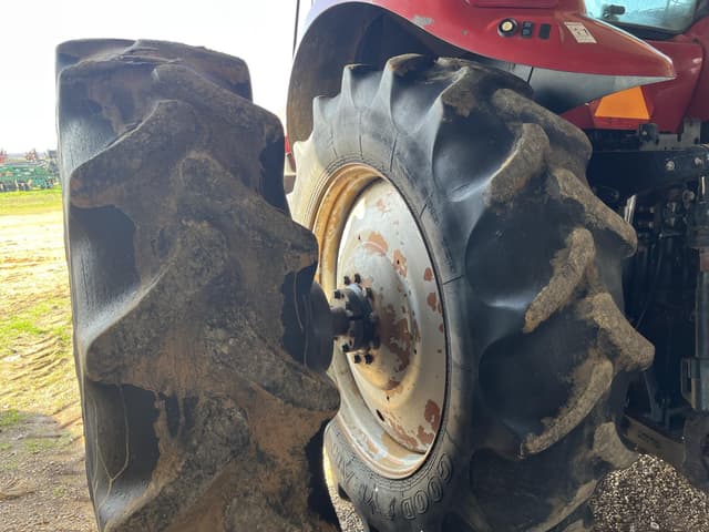 Image of Case IH Magnum 305 equipment image 4