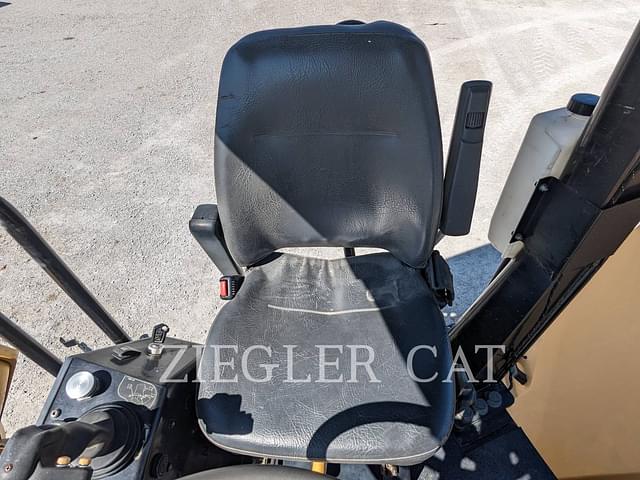 Image of Caterpillar CB64 equipment image 4