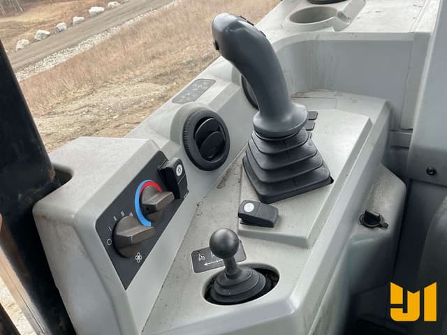 Image of Caterpillar 525C equipment image 4