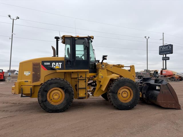 Image of Caterpillar 938H equipment image 4