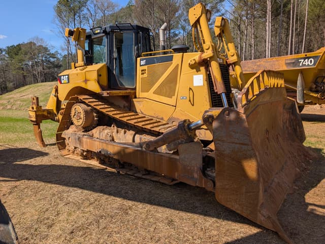 Image of Caterpillar D8T equipment image 2