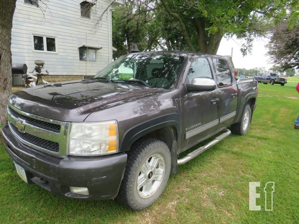 2010 Chevrolet Silverado Equipment Image0