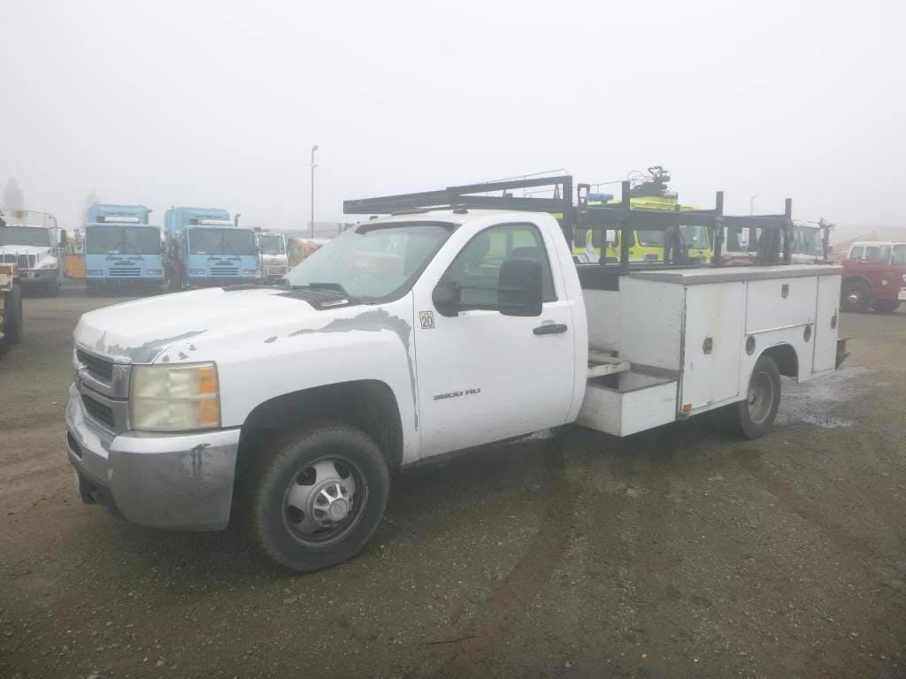2010 Chevrolet 3500 Equipment Image0