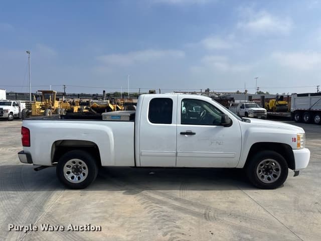 Image of Chevrolet Silverado equipment image 3