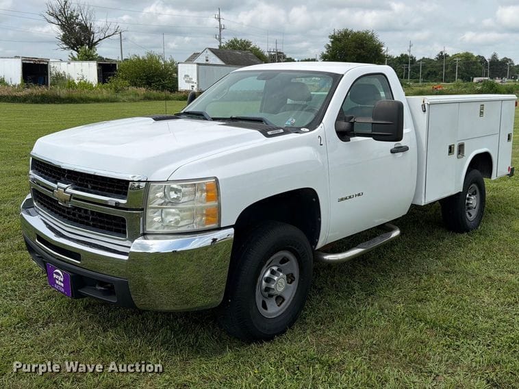 2010 Chevrolet 3500HD Equipment Image0