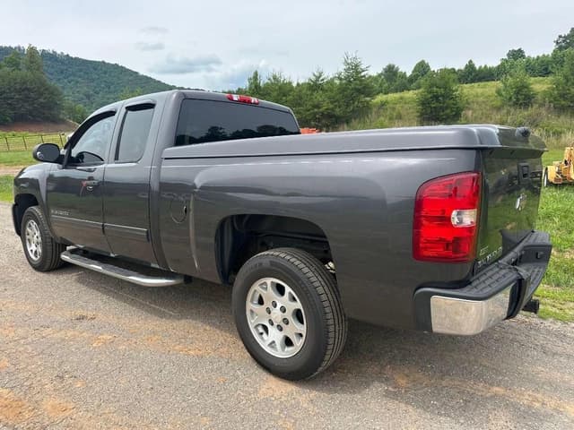Image of Chevrolet Silverado equipment image 2