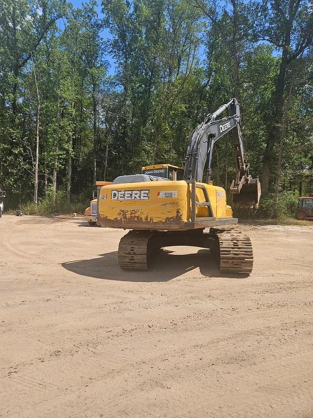 Image of John Deere 200D equipment image 1
