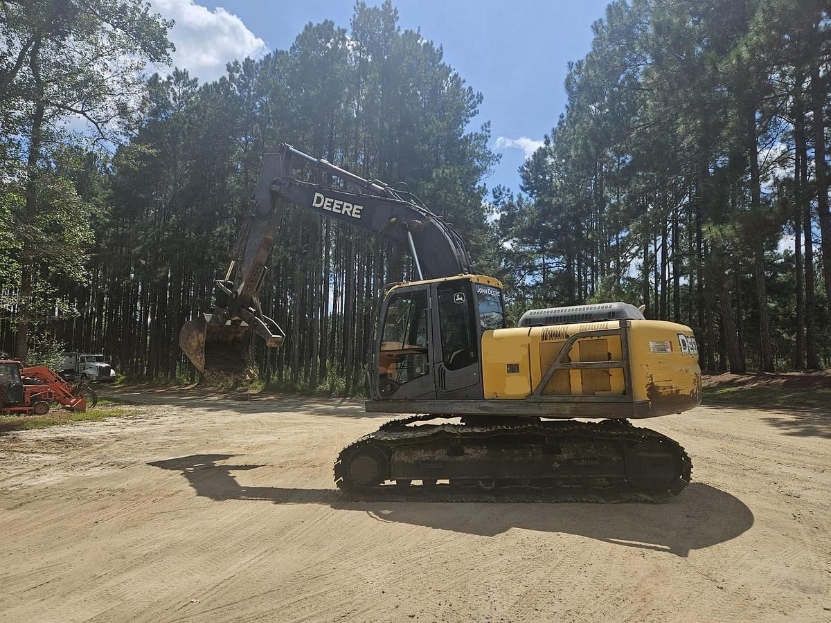 2010 John Deere 200D-LC Equipment Image0