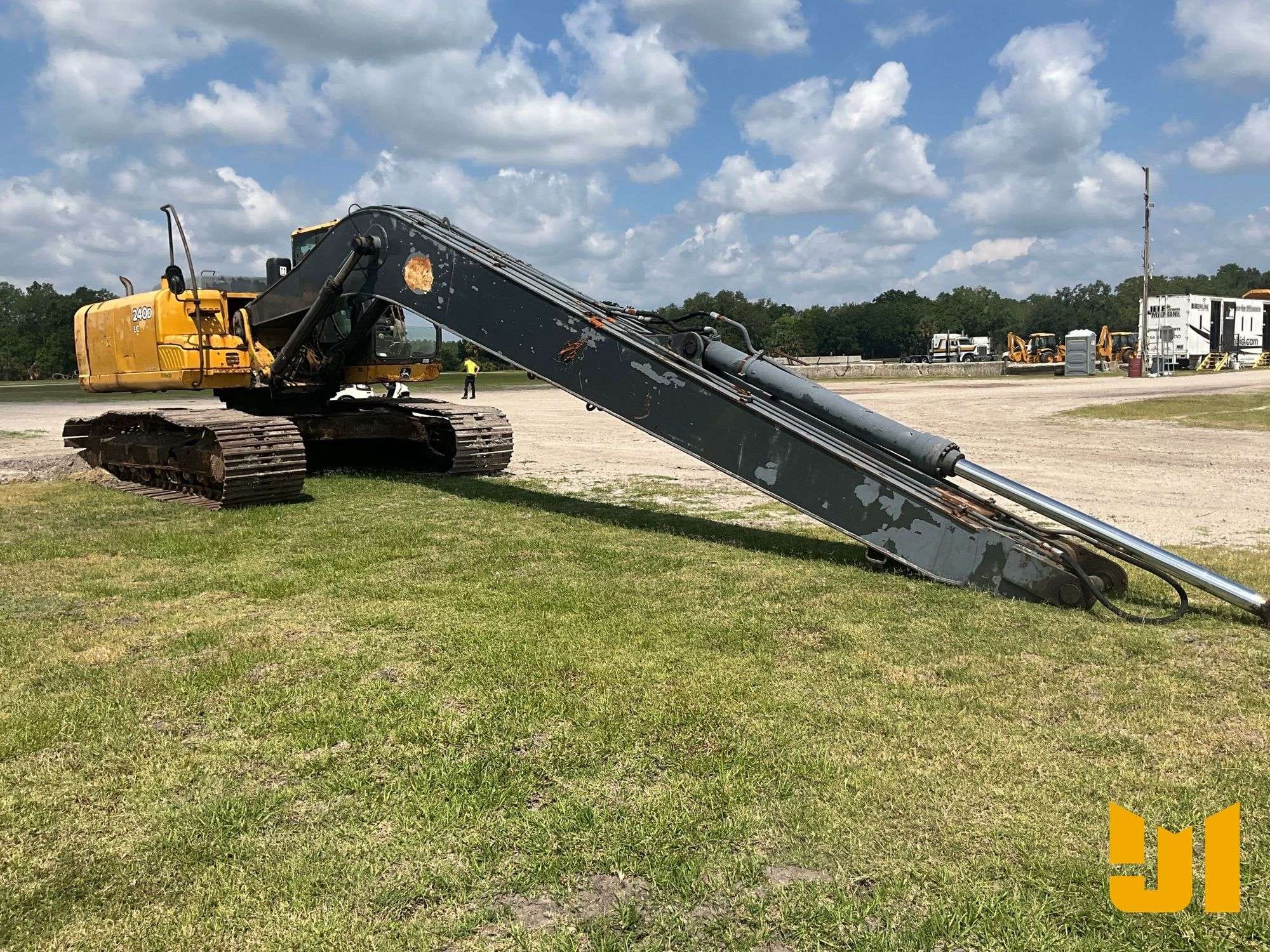 2010 John Deere 240D Equipment Image0
