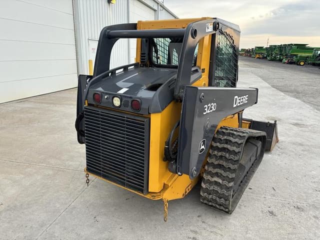 Image of John Deere 323D equipment image 3