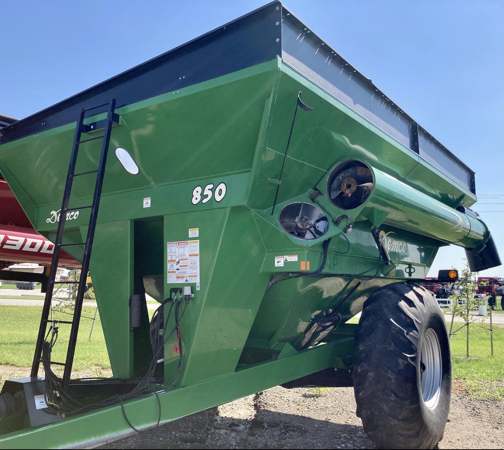 2010 Demco 850 Equipment Image0