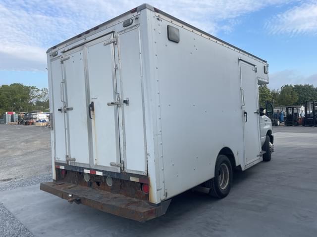 Image of Ford E-350 equipment image 2