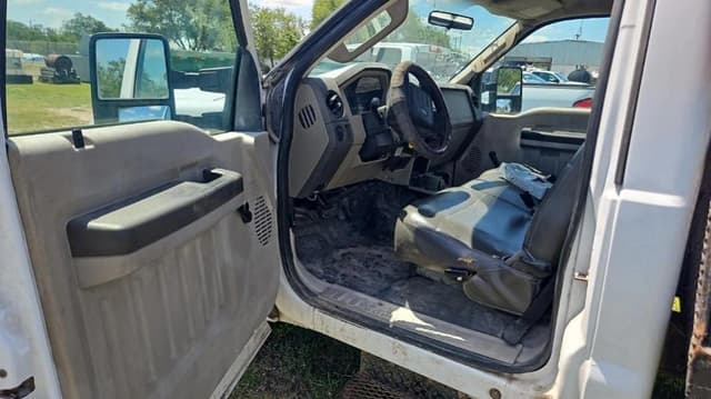 Image of Ford F-350 equipment image 4
