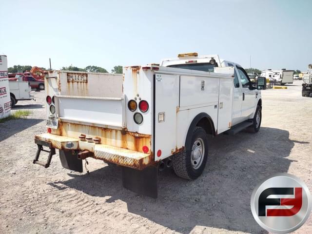Image of Ford F-350 equipment image 4