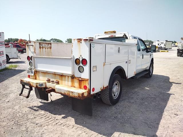 Image of Ford F-350 equipment image 4