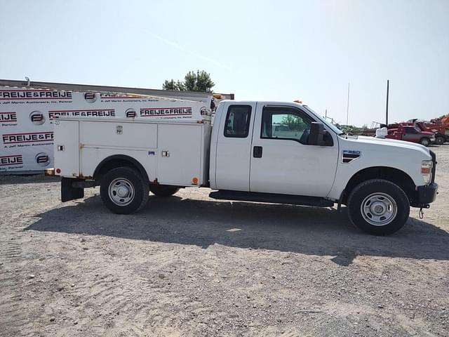 Image of Ford F-350 equipment image 3