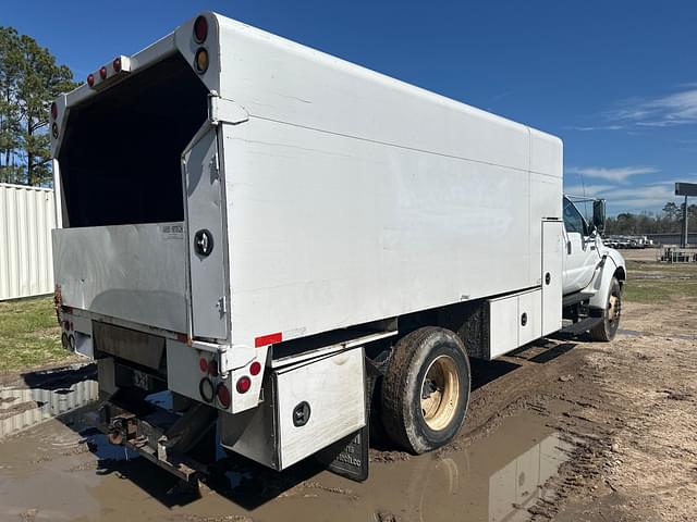 Image of Ford F-750 equipment image 4