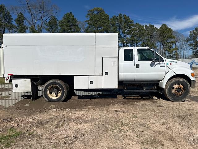 Image of Ford F-750 equipment image 3