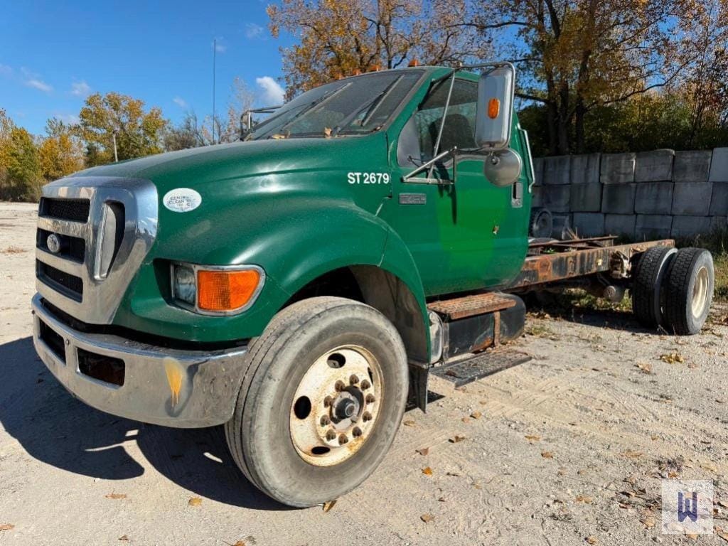 2010 Ford F-750 Equipment Image0