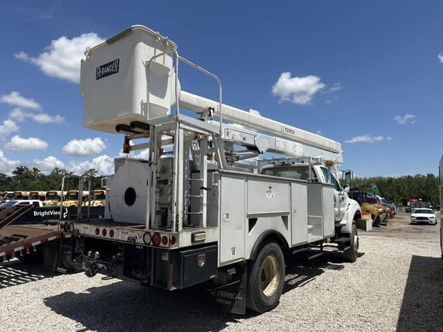 Image of Ford F-750 equipment image 2