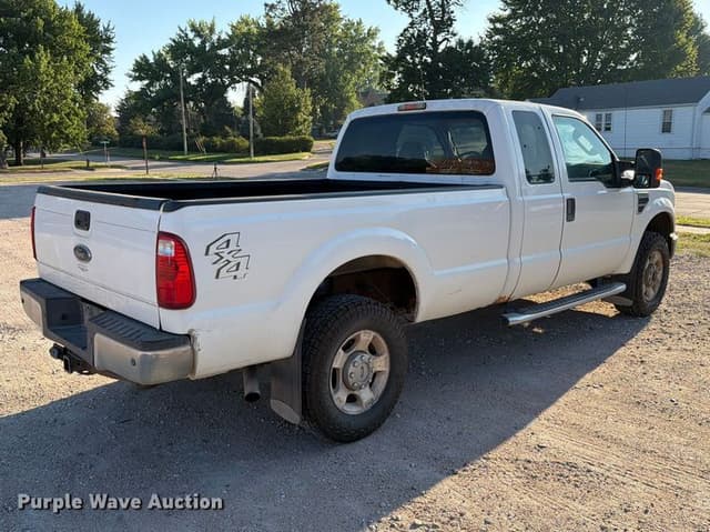 Image of Ford F-350 equipment image 4