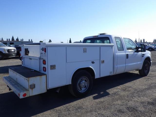 Image of Ford F-350 equipment image 2