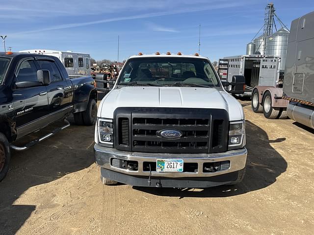 Image of Ford F-350 equipment image 2