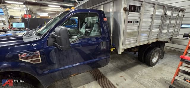 Image of Ford F-350 equipment image 3