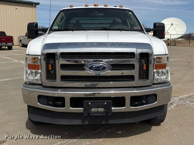 Image of Ford F-350 equipment image 1