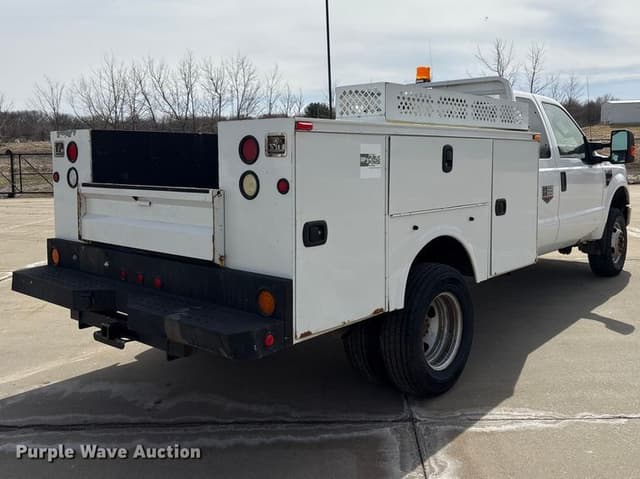 Image of Ford F-350 equipment image 4