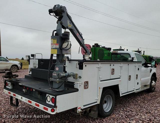 Image of Ford F-350 equipment image 4