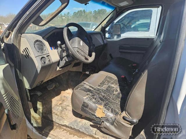 Image of Ford F-350 equipment image 4