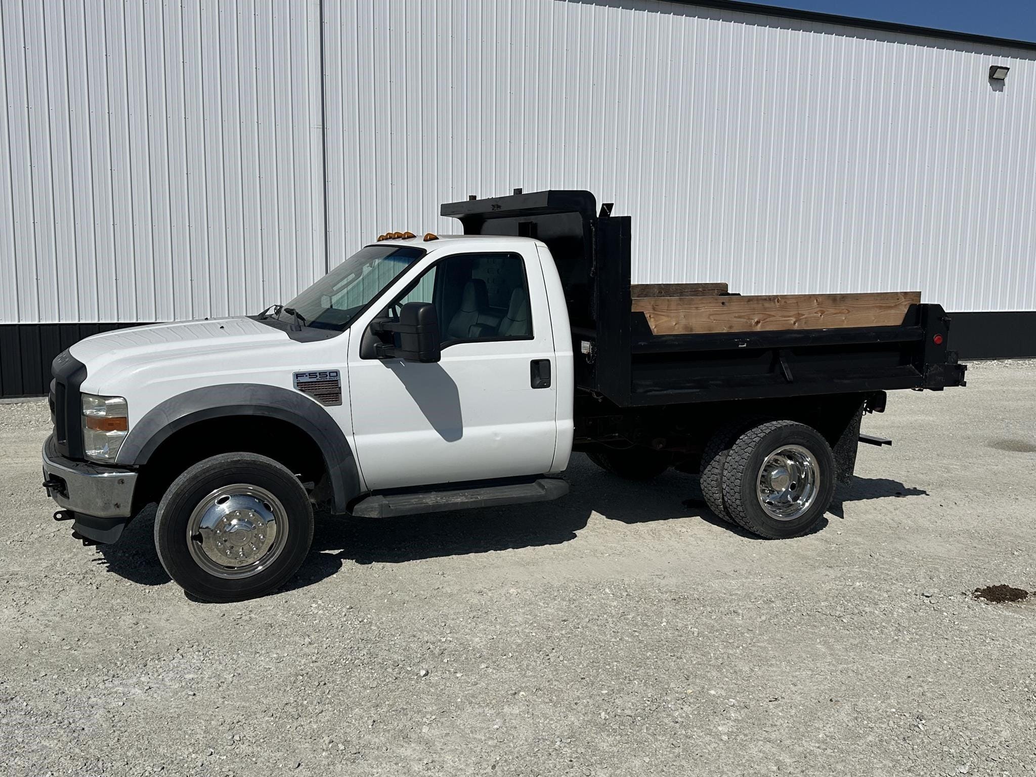 2010 Ford F-550 Equipment Image0