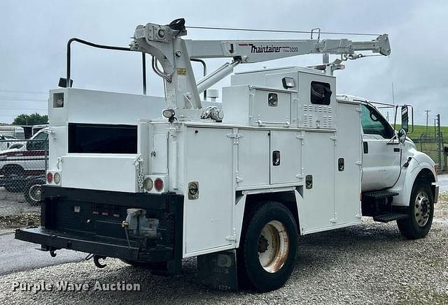 Image of Ford F-750 equipment image 4