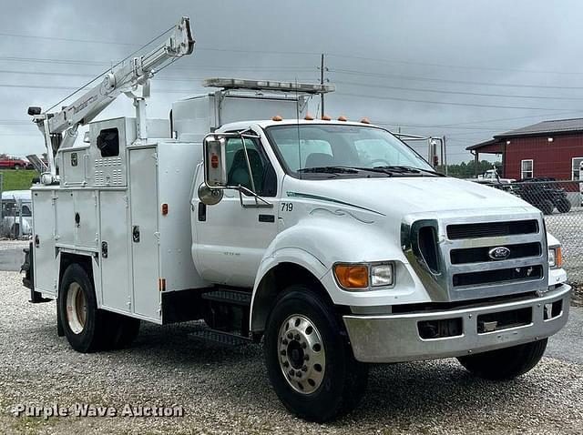 Image of Ford F-750 equipment image 2
