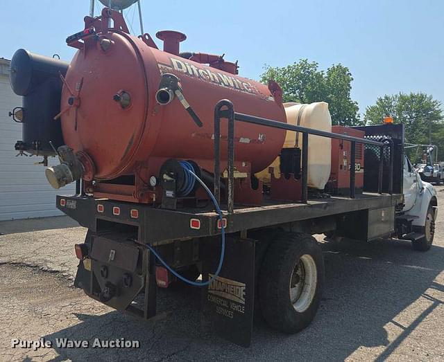 Image of Ford F-750 equipment image 4