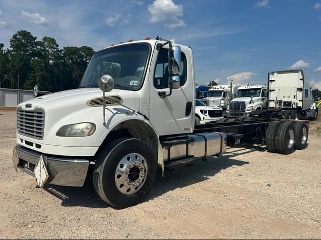 Image of Freightliner Business Class M2 106 equipment image 3
