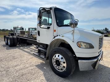 Main image Freightliner Business Class M2 106