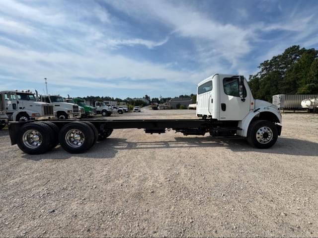 Image of Freightliner Business Class M2 106 equipment image 4