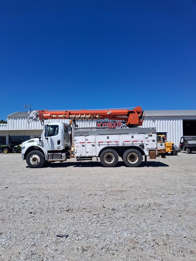 Image of Freightliner Business Class M2 106 equipment image 2