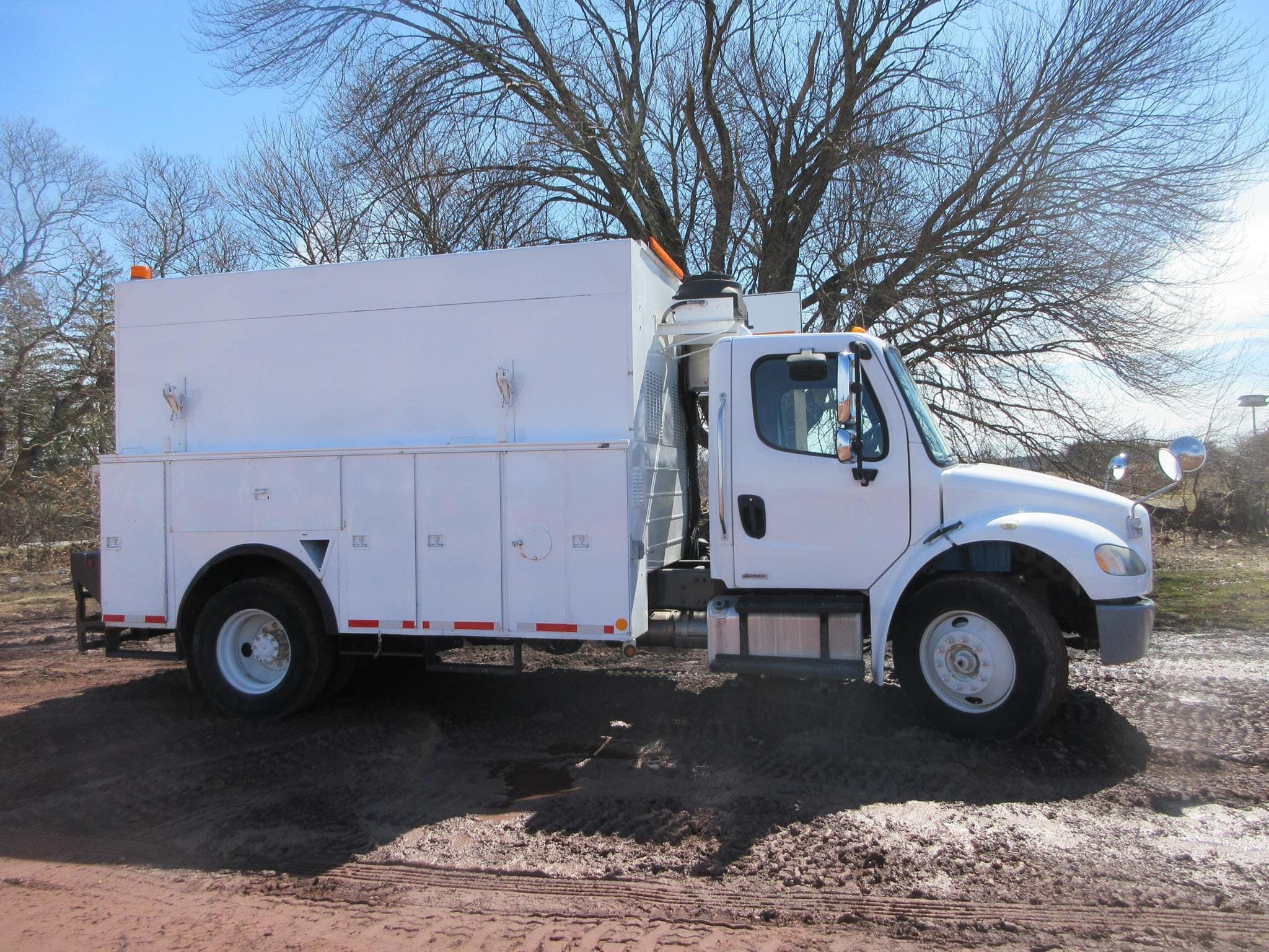 2010 Freightliner Business Class M2 106 Equipment Image0