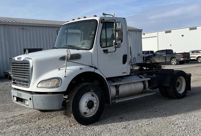 Image of Freightliner Business Class M2 112 equipment image 1