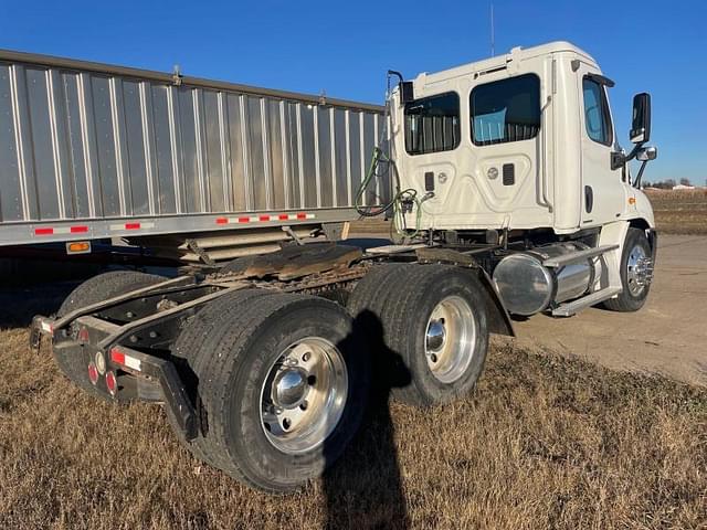 Image of Freightliner Cascadia 113 equipment image 2