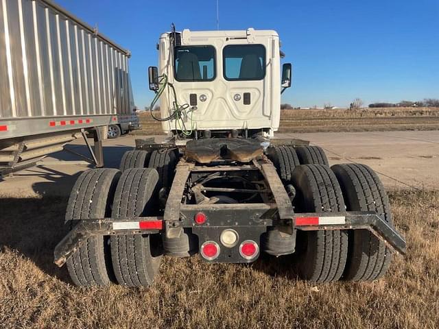 Image of Freightliner Cascadia 113 equipment image 3