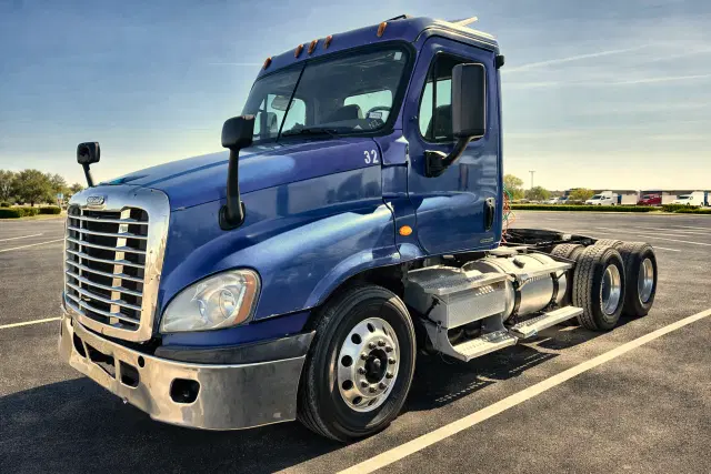 Image of Freightliner Cascadia 125 equipment image 4