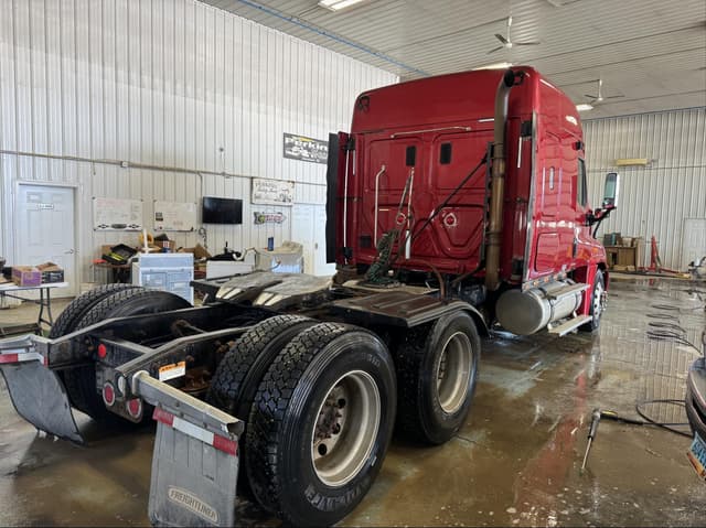 Image of Freightliner Cascadia 125 equipment image 4