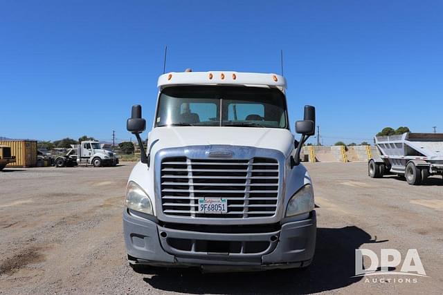 Image of Freightliner Cascadia 125 equipment image 2