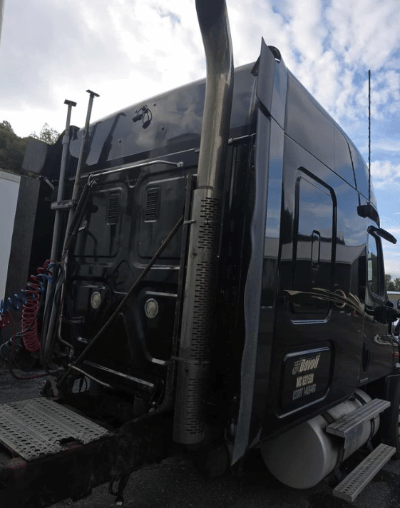 Image of Freightliner Cascadia equipment image 2