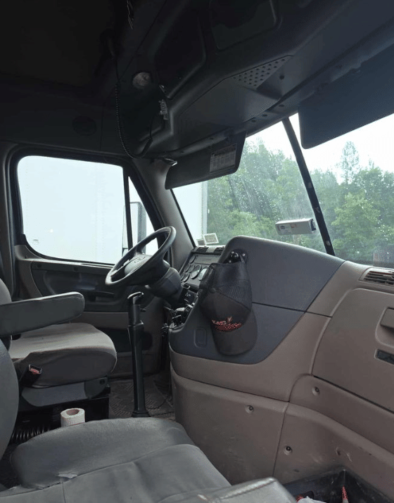 Image of Freightliner Cascadia equipment image 3